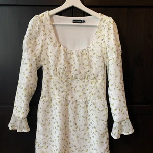 Sommarklänning från PrettyLittleThing ☀️☀️ - Supersöt mini klänning från PrettyLittleThing! Använd endast 2 gånger ☀️ köparen står för frakt! 💕 