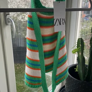 Zara topp - Supersöt topp ifrån zara, endast använd en gång. Köparen står för frakt💓