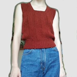 handstickad vest storlek s ✨fri frakt✨ - stickad vest med fyrkantig halsringning gjord av ull. uppskattas till storlek s. det är bara att skriva för fler bilder💕 frakten ingår i priset. 