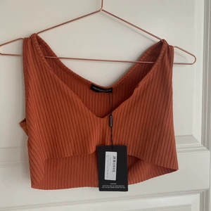 Crop top  - Jätte snyggt linne från prettylittlething, prislapp finns fortfarande kvar! Passar 32-34🌸