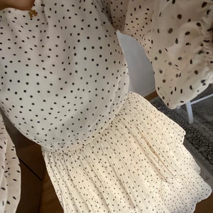 gina tricot klänning - säljer denhär fina klänningen från gina tricot🤍🖤 köpt för 400kr men tyvärr aldrig använd och prislappen sitter kvar. storlek 40 men skulle passa en M också