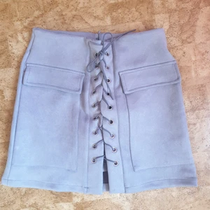 Kjol - S/M. Provad, oanvänd..endast samlat damm i garderoben haha