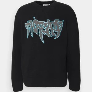 Weekday tröja  - En cool stickad sweatshirt med trycket ”TREADS” från weekday.✨