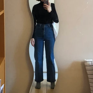 Levis ribcage straight - Såå snygga och trendiga jeans från Levis!! Endast använda ett par gånger 🥰💙