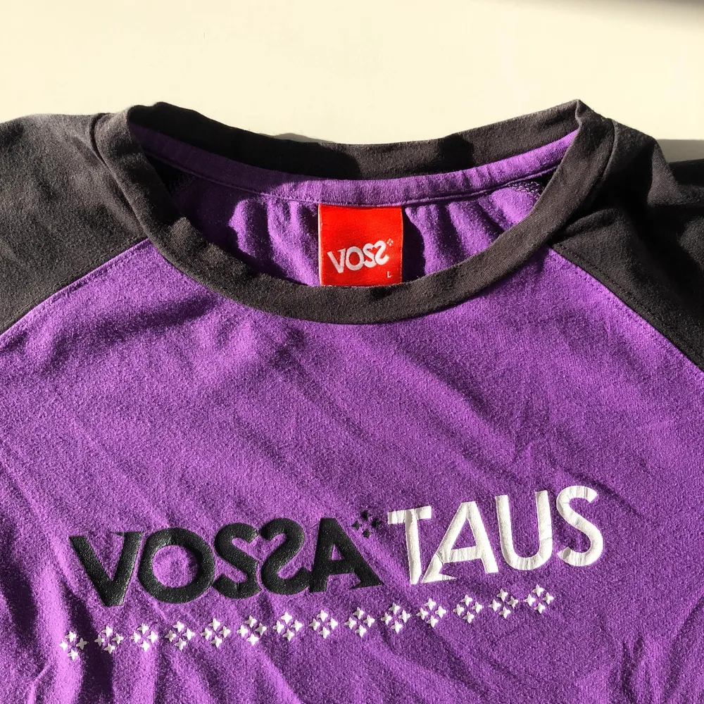 Mysig vintrig T-shirt av Voss med lång raglanärm och tvåtonad retro design. Står storlek L men passar även skönt och mindre tajt på S/M!. T-shirts.