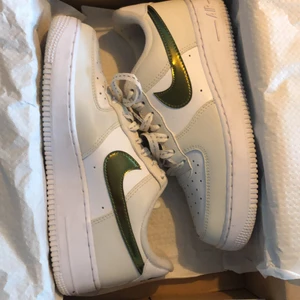 Nike AF1 Storlek 38.5 - Säljer nu mina AF1s då dom är för små för mig, använda 1 gång med creaseskydd (creaseskydd medföljs ej). Först till kvarn. Kan bli fraktade men köparen står dör frakten. Skorna köptes för 1100kr. Fraktpris varierar beroende på hur dom ska fraktas. Betalning sker via Swish