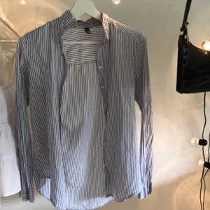 Skjorta - Säljer min fina blå och vit randiga skjorta! Man kan ha den oversize eller vika upp den! Säljer för att aldrig använt den!