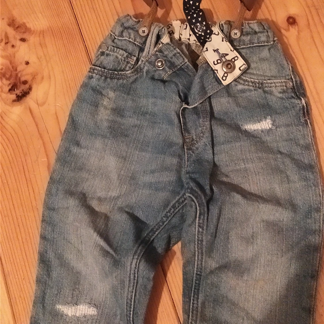 Jeans med hängslen strl 92