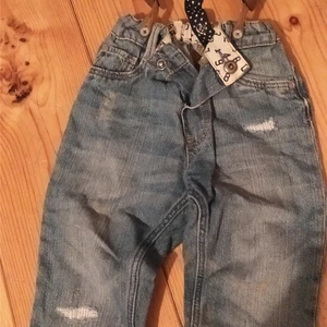 Jeans med hängslen strl 92 - Sparsamt använda,justerbara hängslen. Från HM. Djur och rökfritt hem.