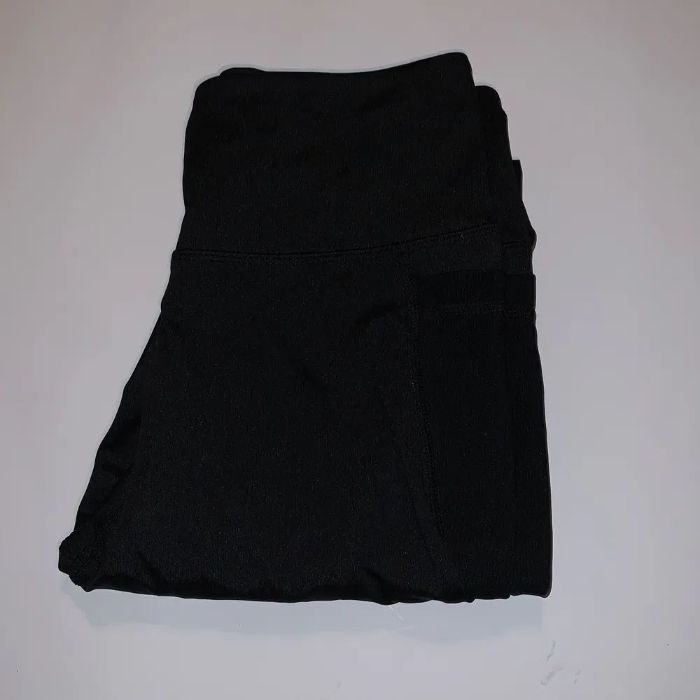 Säljer dessa svarta yoga pants från shein som är i bra skick, endast andvänd 2 gånger🥰. Jeans & Byxor.