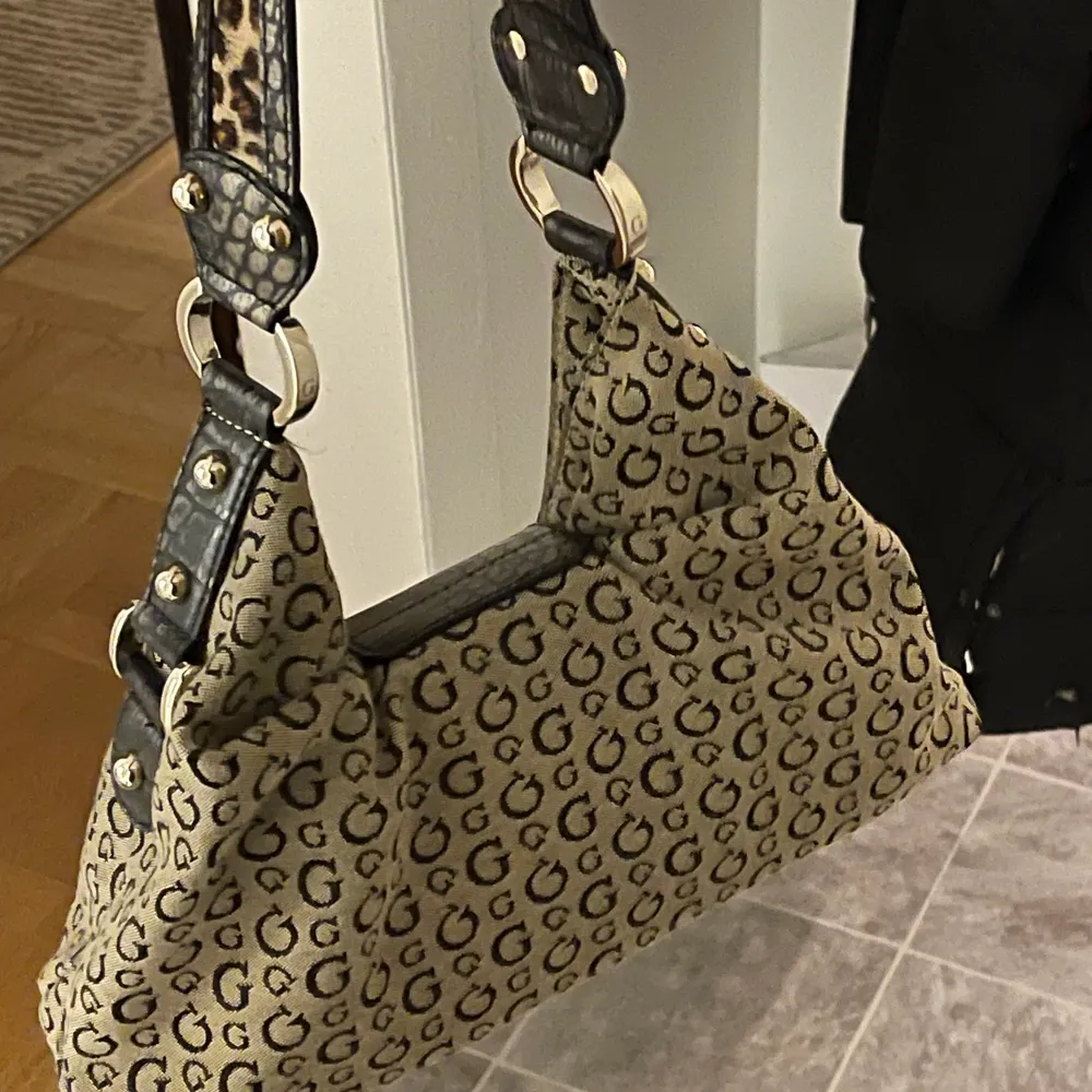 Säljer min superfina och unika guess vintage med leopard detaljer. Skicket är helt okej men lite slitet på vissa ställen! Rymmer mycket och är superfin till allt!. Väskor.