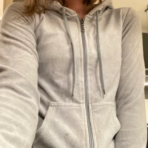 Cubus storlek Xs - Ljusblå zipped hoodie från Cubus 