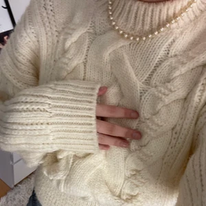 stickad tröja från zara🤍☁️ - Säljer en ish vit kabelstickad tröja från zara🤍🤍. Den har en bred ”kant” ner till som man kan se på tredje bilden. Man kan även vika in den. Tröjan är tjock och jätte mysig, storlek S. Köparen står för frakten 66kr (spårbar)