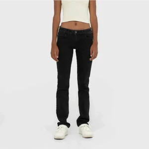 Svarta stradivarius jeans - Säljer dessa snygg stradivarius jeansen, använda ett fåtal gånger och köpta för 400kr, säljer för 350. Sitter lite oversized på mig som brukar ha 34. Skriv vid frågor!