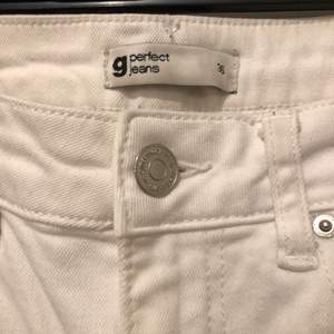 Vita jeans från Gina, super fina men har växt ut dem. Kunders bara användas några gånger därför säljs de. Så de är i bra skick. Jeansen är lite mer öppna vid vaderna. 