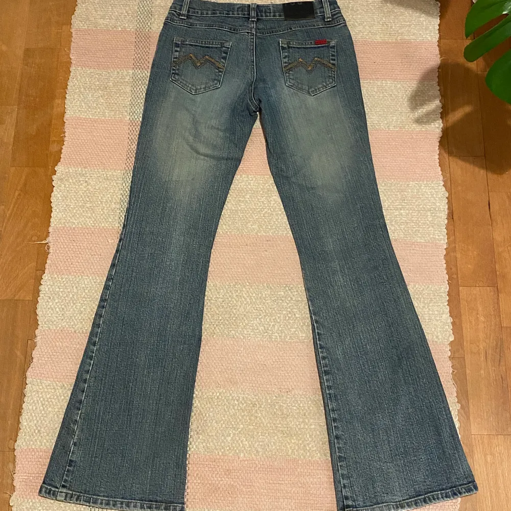 Superfina jeans! Sitter lite kort på mig som är 172cm!. Jeans & Byxor.