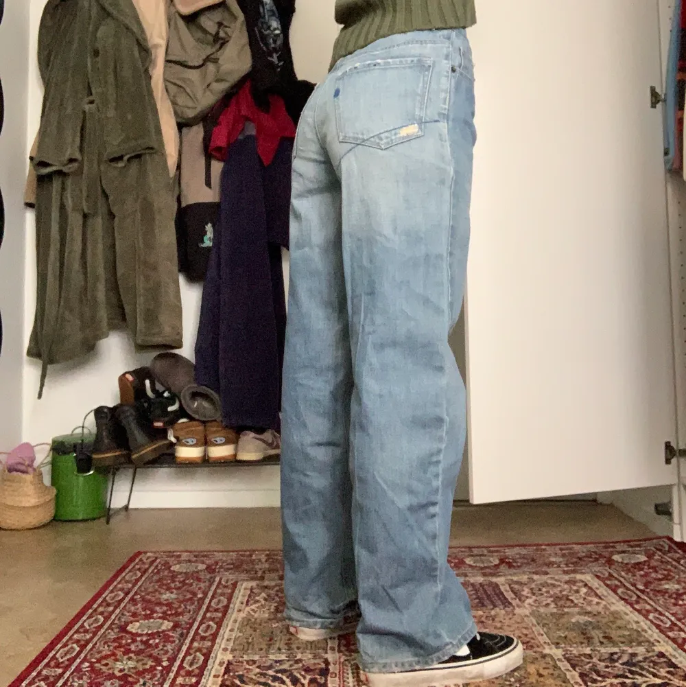 Säljer ett par volcom jeans. Det står ingen storlek i dem men jag skulle säga S:) kan skickas mot fraktkostnad på 66kr. Jeans & Byxor.