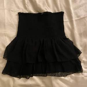 En jättefin svart volang kjol från ginatricot, använd ett fåtal gånger! Nypris 250 kr. Kontakta mig vid intresse. (Budgivning om fler är intresserade) har man lagt bud måste man kunna köpa den om man vinner💞