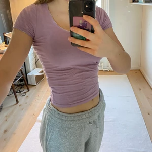 Rosa lila topp - En fin rosa/lila topp i skönt material! Säljer eftersom den inte kommer till användning. Storlek S🥰