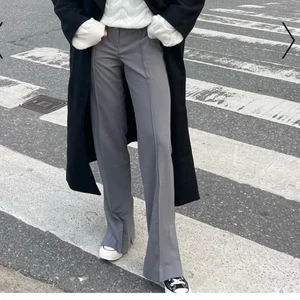 Gråa kostymbyxor - Säljer dessa otroligt snygga kostymbyxor, de är försmå och ibte min stil längre, aldrig använda!💕 nypris 500kr, mitt pris 120kr +frakt❤️ skriv privat för mina egna bilder💕 många intresserade blir det budgivning! Köp direkt för 400kr + frakt ( de är uppspärätta längst ner) du 