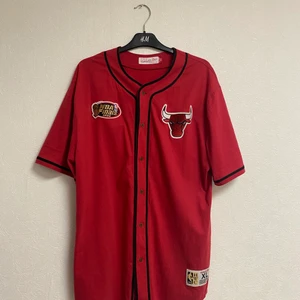 Chicago - Äkta Chicago bulls NBA jersey, jätte fin till dig som älskar vintage stil. Köpt för 500kr, säljer för 250kr 