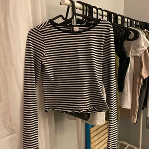 Storlek:S - Jag säljer en svart/vit långärmad tröja. Denna tröja är lite croppad. Jag säljer den för jag aldrig fick någon användning för den.