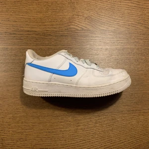 Nike Air Force 1 - Jag säljer mina blå Nike Air Force!! 💙 Dom har endast kommit till användning fre-fyra gånger och är därmed i mycket bra skick. Köpare står för frakt 🤍🤍 Nyskick - 1195kr, säljer för 400kr 🧚🏼