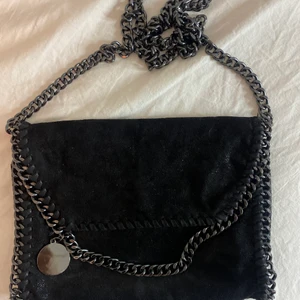 Väska  - Hej!! Jag säljer en jätte fin väska i ett bara skit.❤️❤️