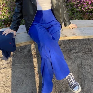 Kostymbyxor  - Säljer dessa fina kostymbyxor från arket i en klarblå färg, de är strl 36 eller 38 men sitter bra på mig som vanligtvis har 36. Jättefina och bekväma men kommer inte till användning riktigt