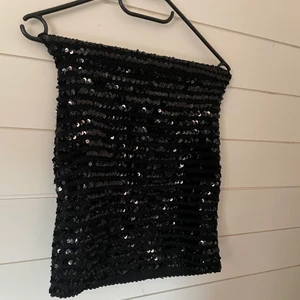 Tubkjol - Supersnygg Tubkjol som passar lika bra som topp! Paljetter, storlek S! Buda i kommentarerna😊