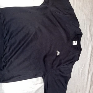 Niketröja - Kanske inte syns men den är lång ärmar Nike tröja i storlek L, 449kr men säljer för 320kr