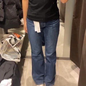 Jeans  - Hello! Säljer mina byxor från zara endast testade och aldrig använda då de inte har kommit till användning! De sitter dom på bilden, bootcut. Är 167 skulle säga att de passar på någon som är 169+? 