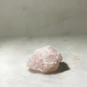💓Ros enkvarts💓 - 💓Ros enkvarts💗Rosenkvarts initierar kärleken till oss själva. Den ger lugn och känslomässig förtröstan. Rosenkvartsen stimulerar kontakten med vårt inre barn, stödjer oskuldsfullhet, sårbarhet och tillit. Den förbinder den andliga dimensionen med kärleken och ger oss kärlek utan villkor och krav.💗 100% äkta kristaller ✨