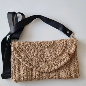 Virkad mini crossbody väska.  - Virkad mini crossbody-väska.  Virkad av naturligt jutegarn. Stängs med magnetknapp.  Justerbar remlängd. För att se fler bilder och videor, kolla in min instagram conto @din__sol. 