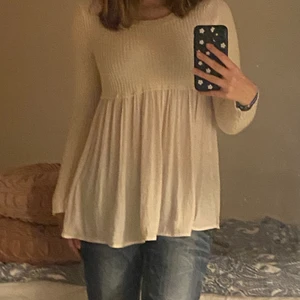 Stickad tröja - Jättefin tröja med ”volang”💕💕