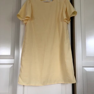 Fin sommarklänning🤍 - En gul sommarklänning från Nelly med en rak passform som faller fint på kroppen🤍. Klänningen är endast använd en gång och är slutsåld på Nellys hemsida, och klänningen är även i mycket gott skick✨. Originalpris är 399kr men jag säljer den för 200kr.