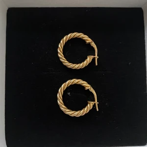 Safira örhängen - Sterlingsilver örhängen med äkta guldöverdrag från safira! Använda två gånger men inte riktigt min stil💗 kostar 349kr på hemsidan