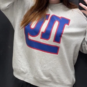 New york Giants Tröja - Hej!  Säljer denna new york Giants tröjan i storlek L. Den är grå och har tryck på bröstet och båda ärmarna. Köparen står för frakten❤️