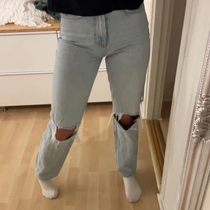 Jeans - Säljer nu dessa jeans från gina tricot då de inte kommer till användning eftersom att de är lite små ❤️ frakten kan kosta 99kr beroende på hur mycket paketet väger!