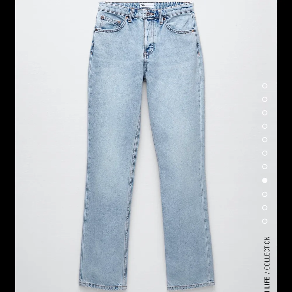 Säljer dessa populära slutsålda jeans från zara då de inte kommit till någon användning tyvärr. Storlek 38. Jeans & Byxor.