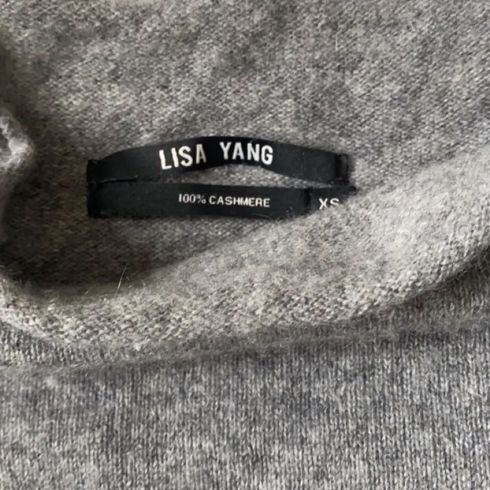 Super fin Lisa yang tröja som är i 100% cashmere, har liten polo. Kommer inte riktigt ihåg vad jag köpte den för men är i fint skick, säljer för att den är lite för liten💕inte nopprig!. Stickat.