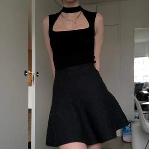 En super söt stickad kjol. Perfekt att ha nu❄️ Passar både xs och s