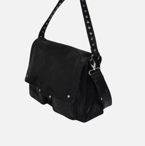 Nunoo Väska - En supersnygg väska från Nunoo. Endast använd 2 gånger. Väldigt praktisk, rymmer mycket, bland annat en dator 13”. Nypris 2000kr