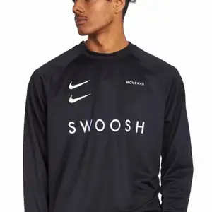 söker Nike swoosh sweatshirt i M/L