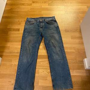 Cleana jeans som är använda men i ritkigt bra skick. Bra passform. Nypris: 1399kr