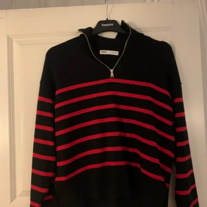 Stickad randig zara tröja - Säljer denna snygga randiga stickade tröjan från Zara. Använd vid 1 tillfälle, som ny. Storlek S✨✨❤️