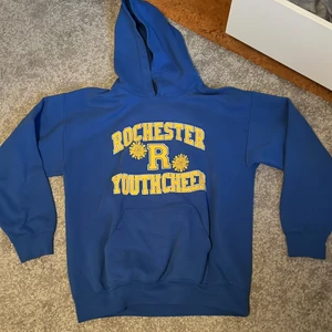 Blå hoodie - Snygg lite boxig hoodie som jag köpte på beyond retro men nu tänkte sälja pga att den bara tar plats i min garderob. Storlek medium men passar också mindre beroende på hur man vill att den sitter. Har en liten fläck på baksidan av armen som jag upptäckte när jag tog bilderna så skulle inte direkt säga att man tänker på den! Pris går att diskutera💕