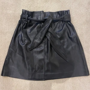 Skin kjol  - Extremt fint skick, skik kjol från mango 