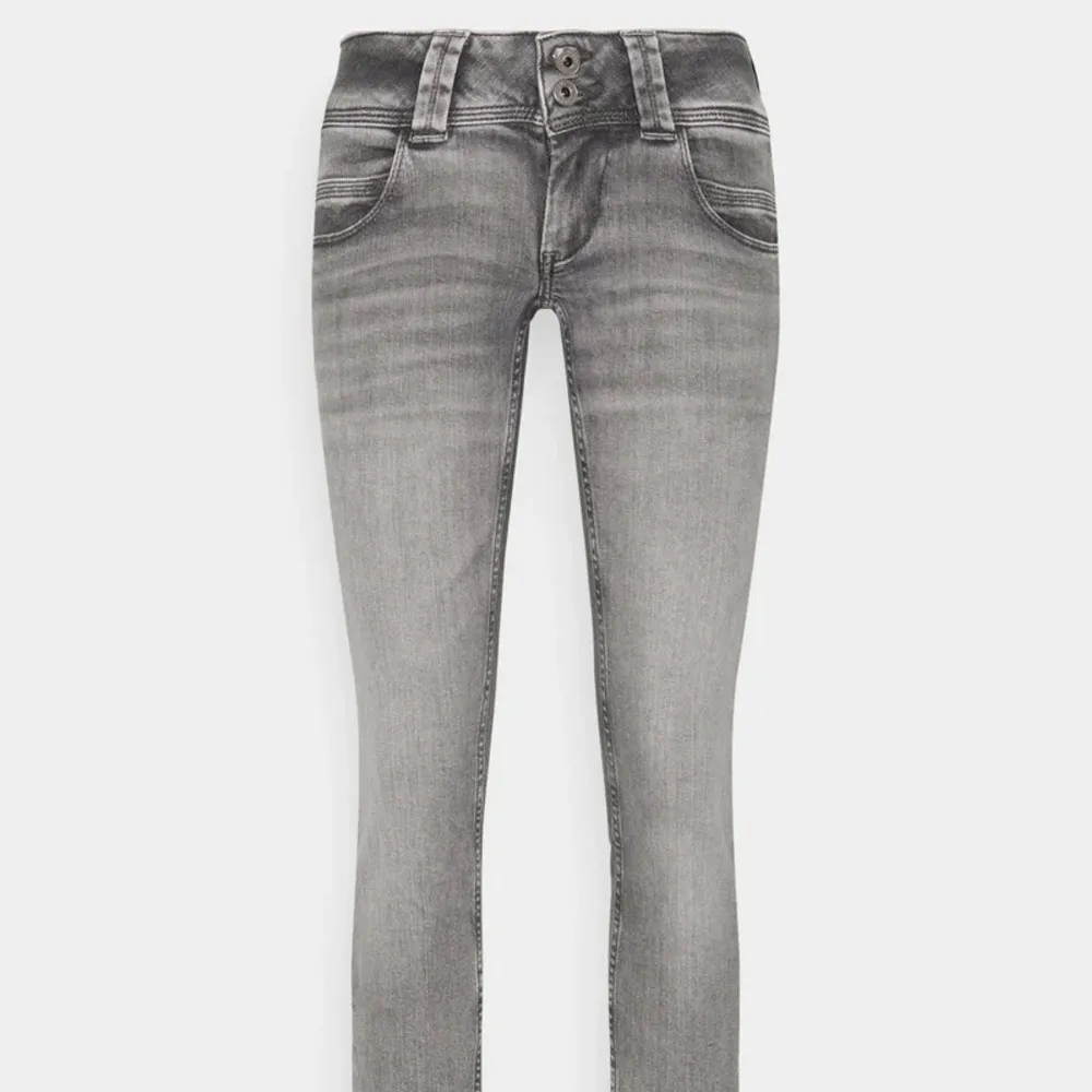 Gråa as snygga lågmidjade jeans från Pepe Jeans i modellen Venus, färgen grå denim. Storleken är 29/34 så de är långa! Köpta för ca 1000 kr. Kom gärna med bud 😁. Jeans & Byxor.