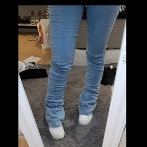 Jeans  - Aldrig använda. Köpta på shein älskar men vet inte riktigt om de är min grej o ha så. Man viker upp o sånt nere själv hur man vill att de ska se ut. 